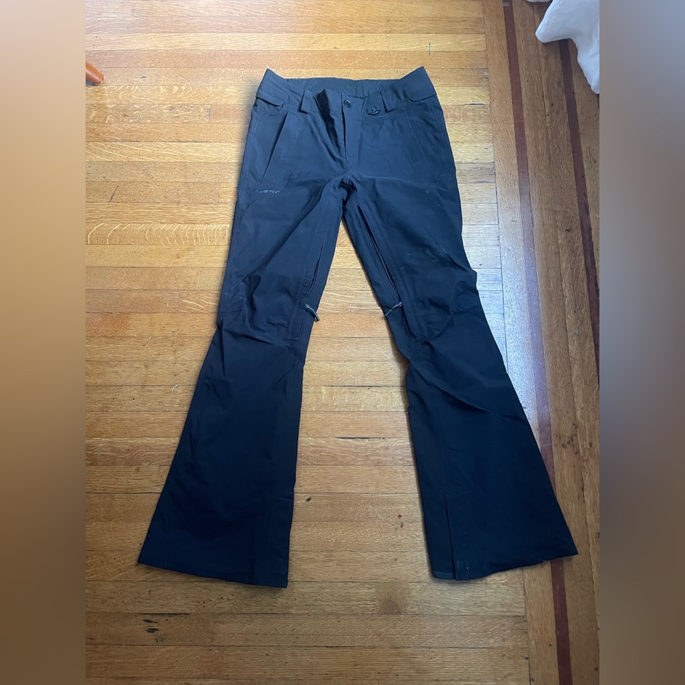 Volcom

Black Gore-Tex flared ski/ board pant. Worn twice.
